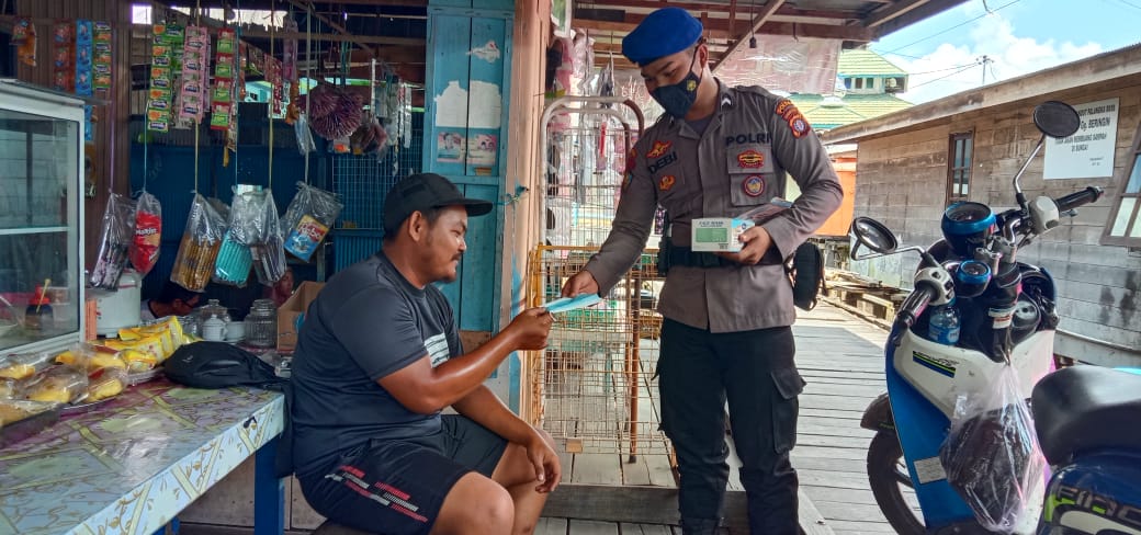 Polisi RW Ditpolairud Imbau Masyarakat jalan Kalimantan Di Palangkaraya  Gunakan Masker Antisipasi kabut Asap.