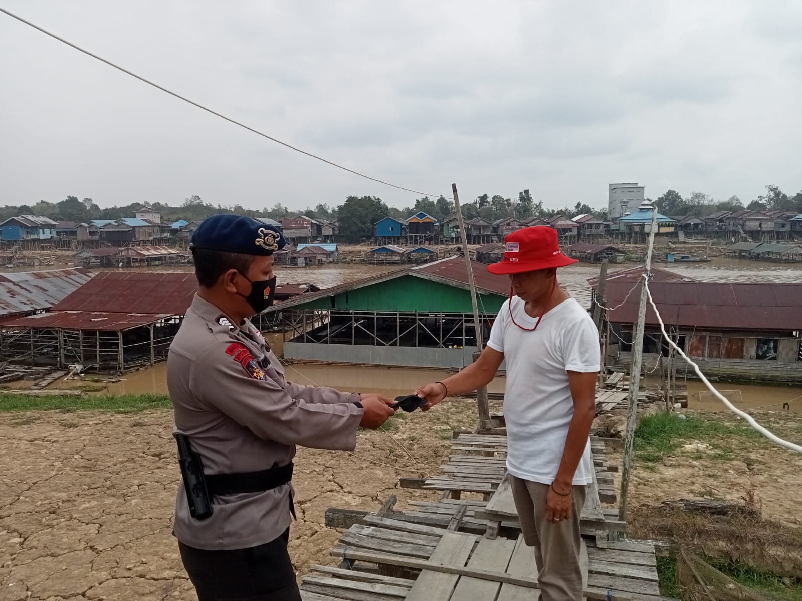 Polisi RW Ditpolairud Imbau Masyarakat jalan Kalimantan Di Palangkaraya  Gunakan Masker Antisipasi kabut Asap.