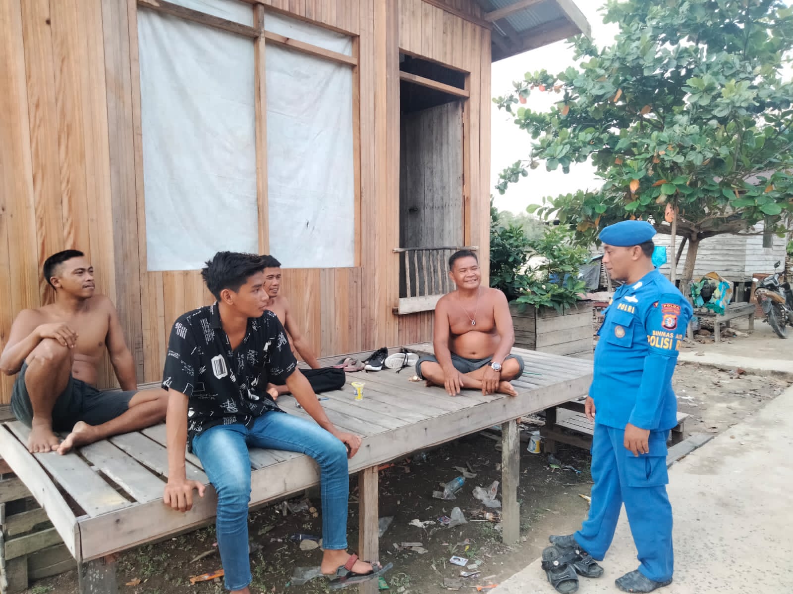 Polisi RW Berikan Imbauan Kamtibmas Kepada Masyarakat Bantaran Sungai Kapuas Mangkutup