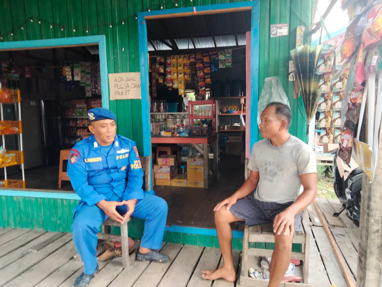 Polisi RW Berikan Imbauan Kamtibmas Kepada Masyarakat Bantaran Sungai Kapuas Mangkutup