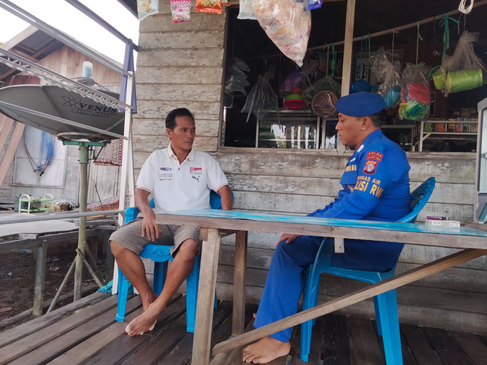 Polisi RW Berikan Imbauan Kamtibmas Kepada Masyarakat Bantaran Sungai Kapuas Mangkutup