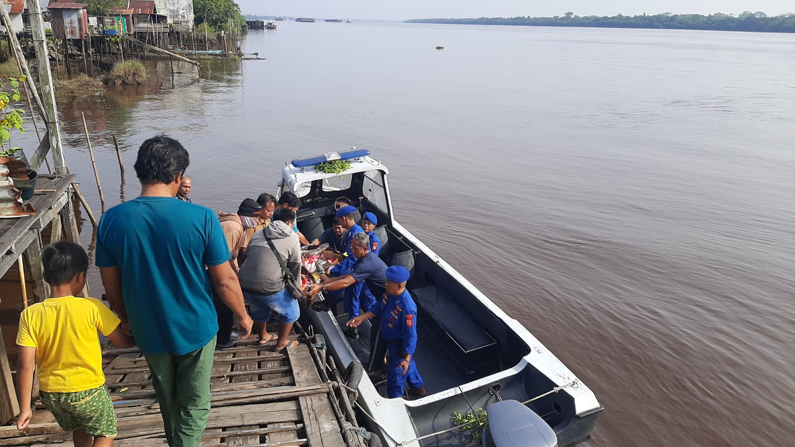 Personel Ditpolairud Bantu Warga Desa Ganevo Memerlukan Bantuan antar Jenazah Lewat Jalur Sungai