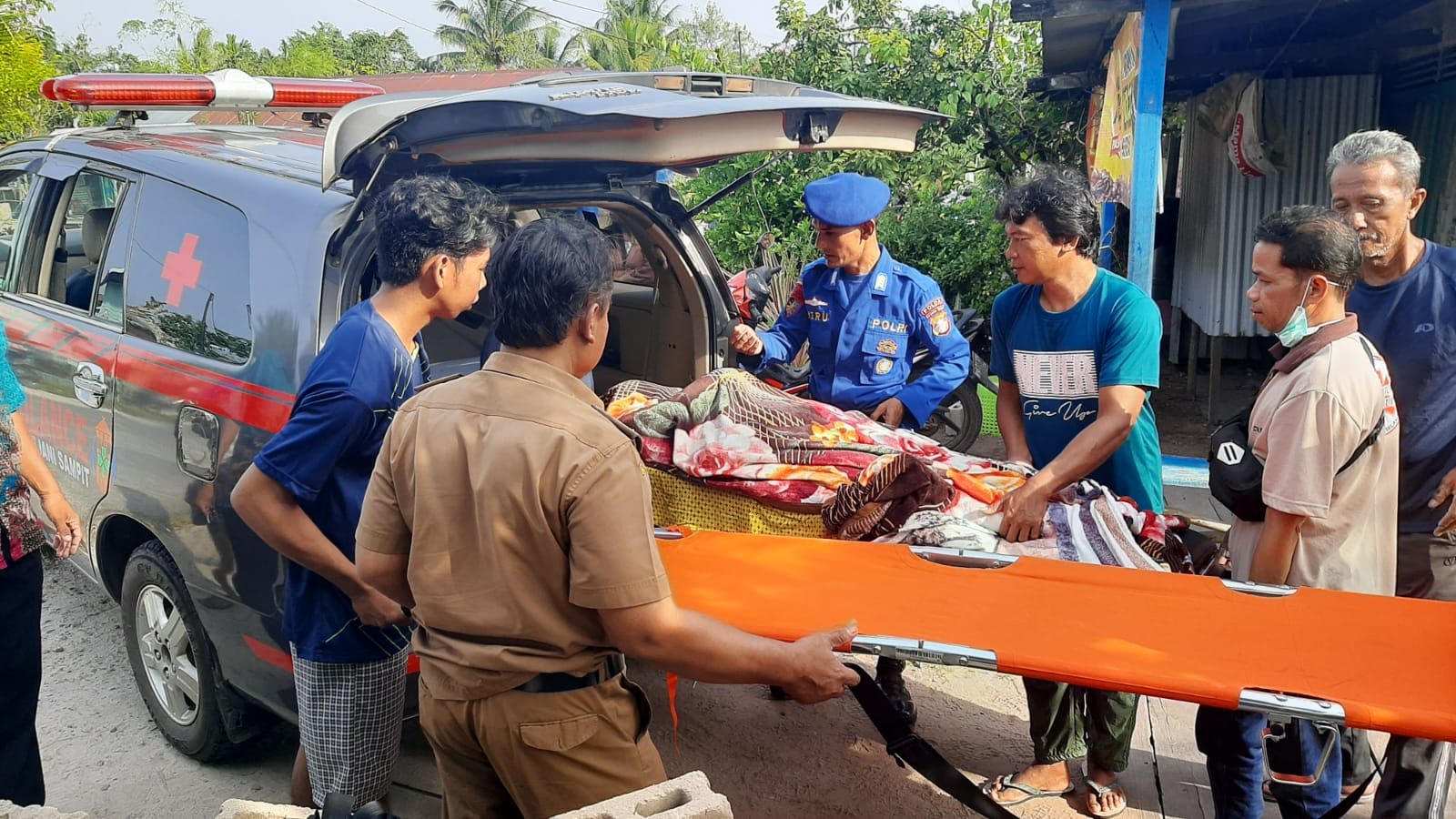 Personel Ditpolairud Bantu Warga Desa Ganevo Memerlukan Bantuan antar Jenazah Lewat Jalur Sungai