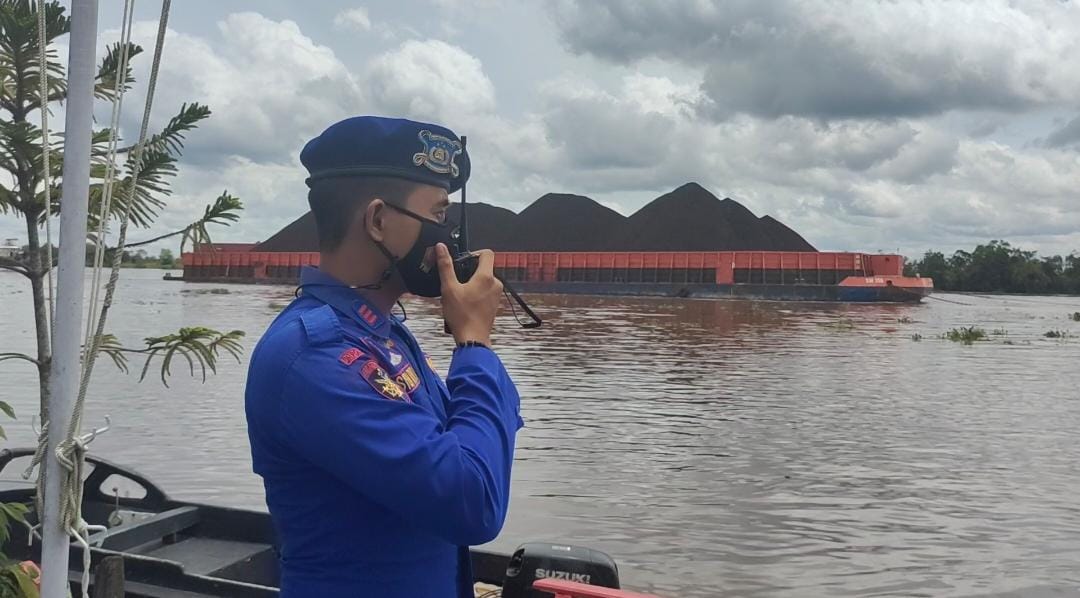 Sampaikan Pesan Kamtibmas, Personel Ditpolairud Gunakan Radio VHF Channel-16