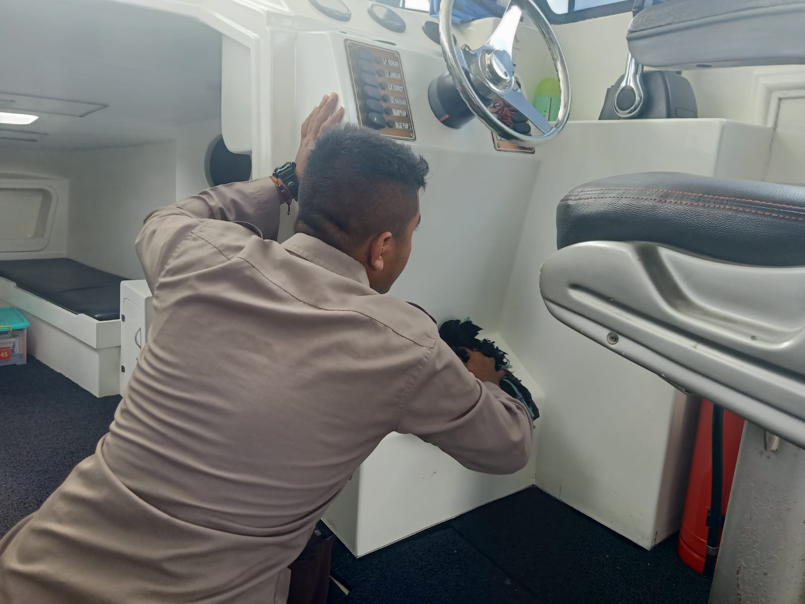 Wujud Kesiap Siagaan, Personel KP XVIII-2006 Ditpolairud Laksanakan Perawatan Sarana Apung