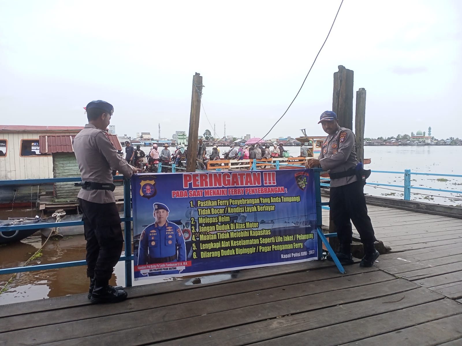 Cegah Terjadinya Laka Air, Personel Ditpolairud Pasang Spanduk Seperti Ini