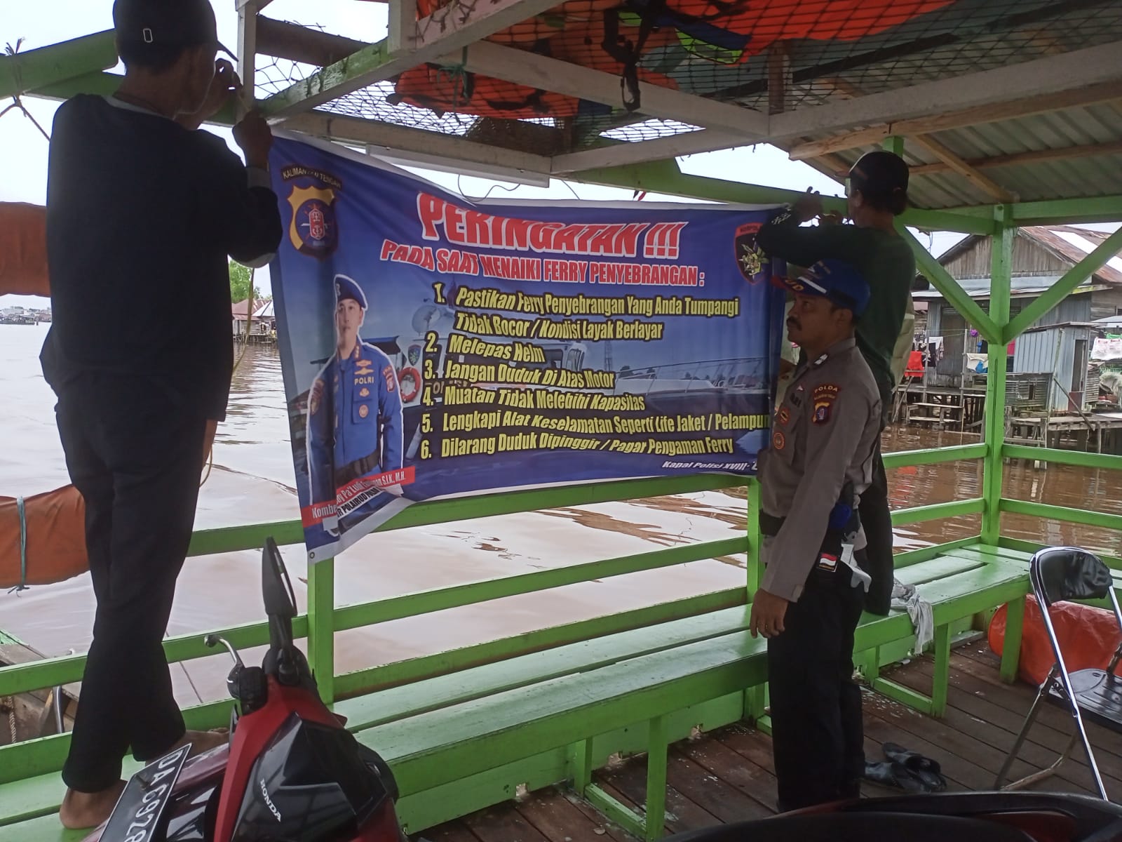 Cegah Terjadinya Laka Air, Personel Ditpolairud Pasang Spanduk Seperti Ini