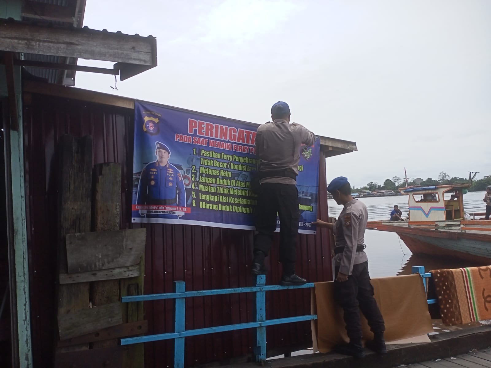 Cegah Terjadinya Laka Air, Personel Ditpolairud Pasang Spanduk Seperti Ini