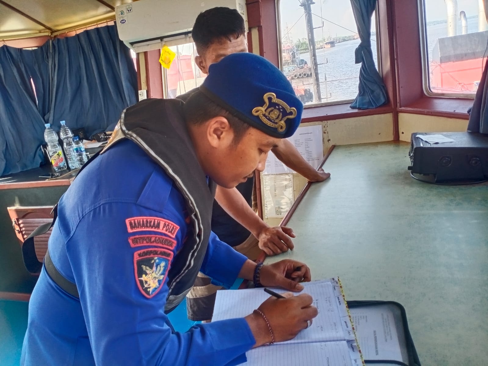 Antisipasi Cuaca Ekstrem, Personel Kapal Polisi XVIII-1005 Ditpolairud Polda Berikan Imbauan