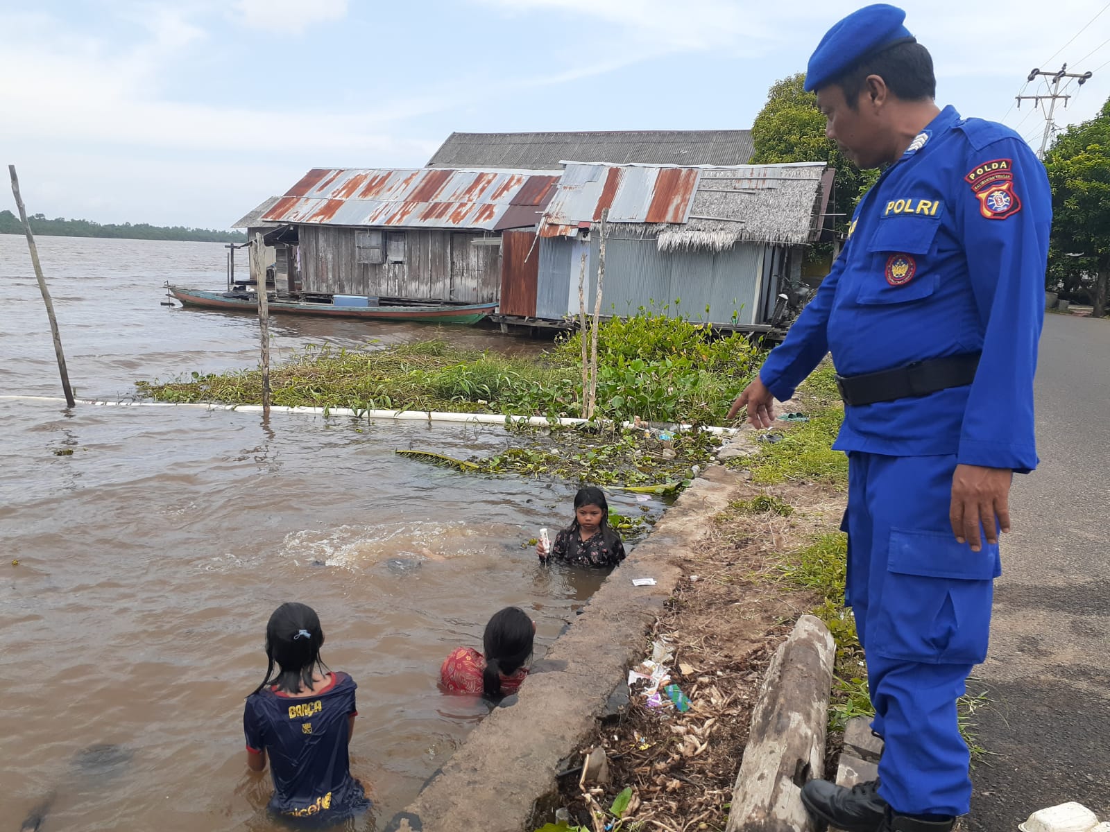 Asik Mandi Disungai, Sejumlah Bocah Diimbau Personel Patroli Polairud Segera Naik Ke Darat, Ada Apa?