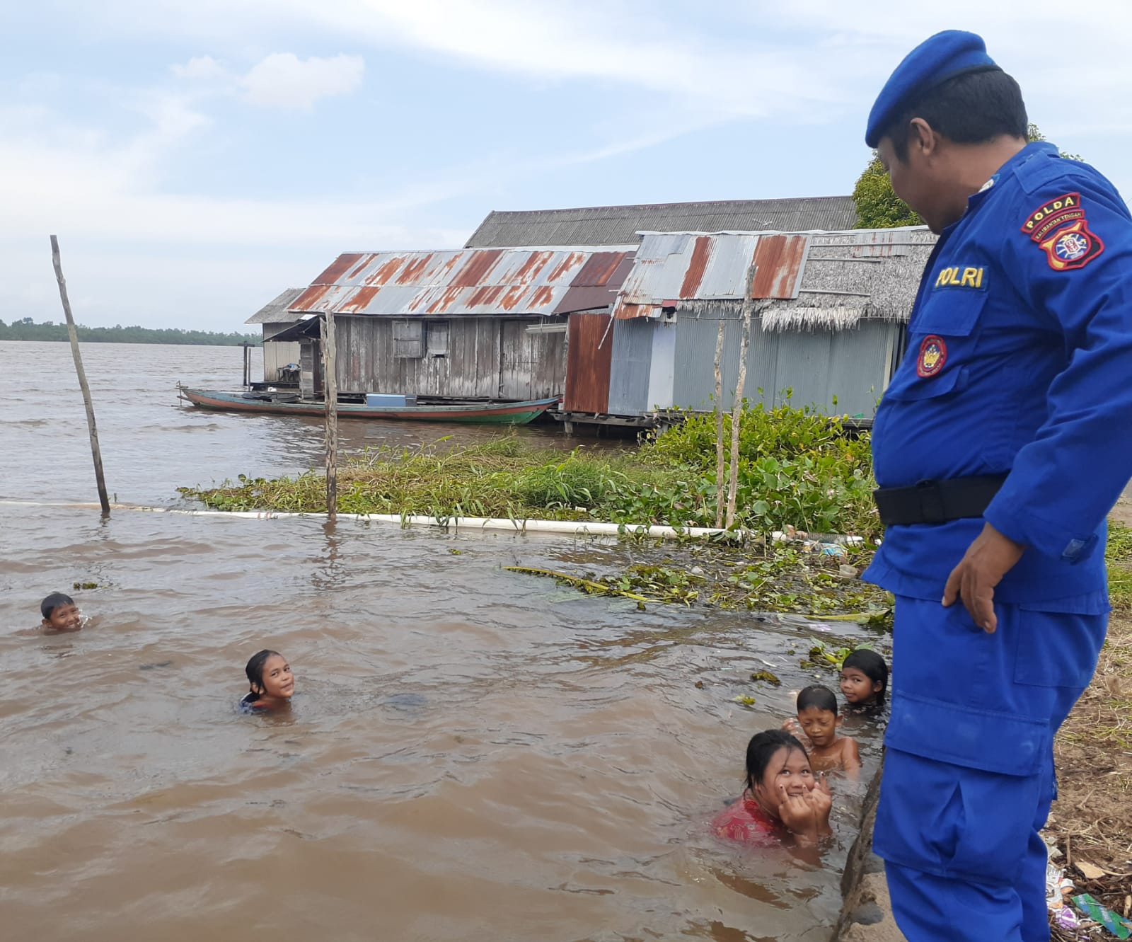 Asik Mandi Disungai, Sejumlah Bocah Diimbau Personel Patroli Polairud Segera Naik Ke Darat, Ada Apa?