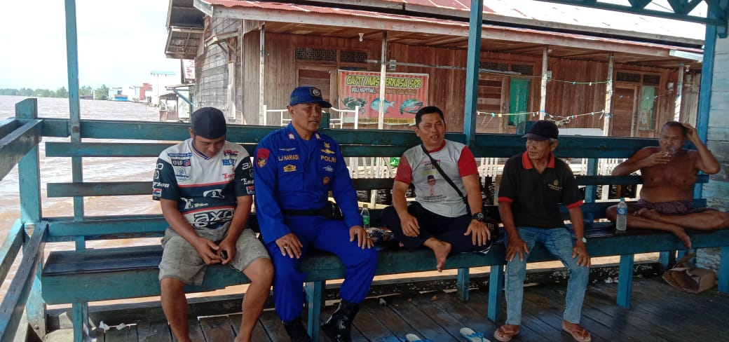 Sambang Warga Bahaur, Ditpolairud Sampaikan Pesan Kamtibmas Dengan Ngobrol Santai