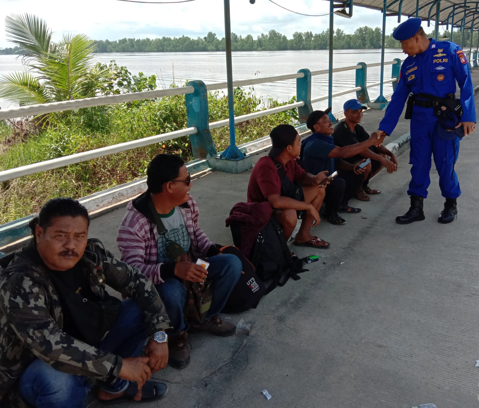 Sambang Warga Bahaur, Ditpolairud Sampaikan Pesan Kamtibmas Dengan Ngobrol Santai