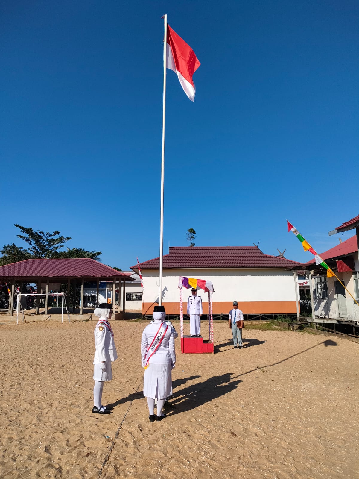 Berlangsung khidmat, Personel Ditpolairud ikuti Upacara Pengibaran Bendera di Desa Palangkau Lama