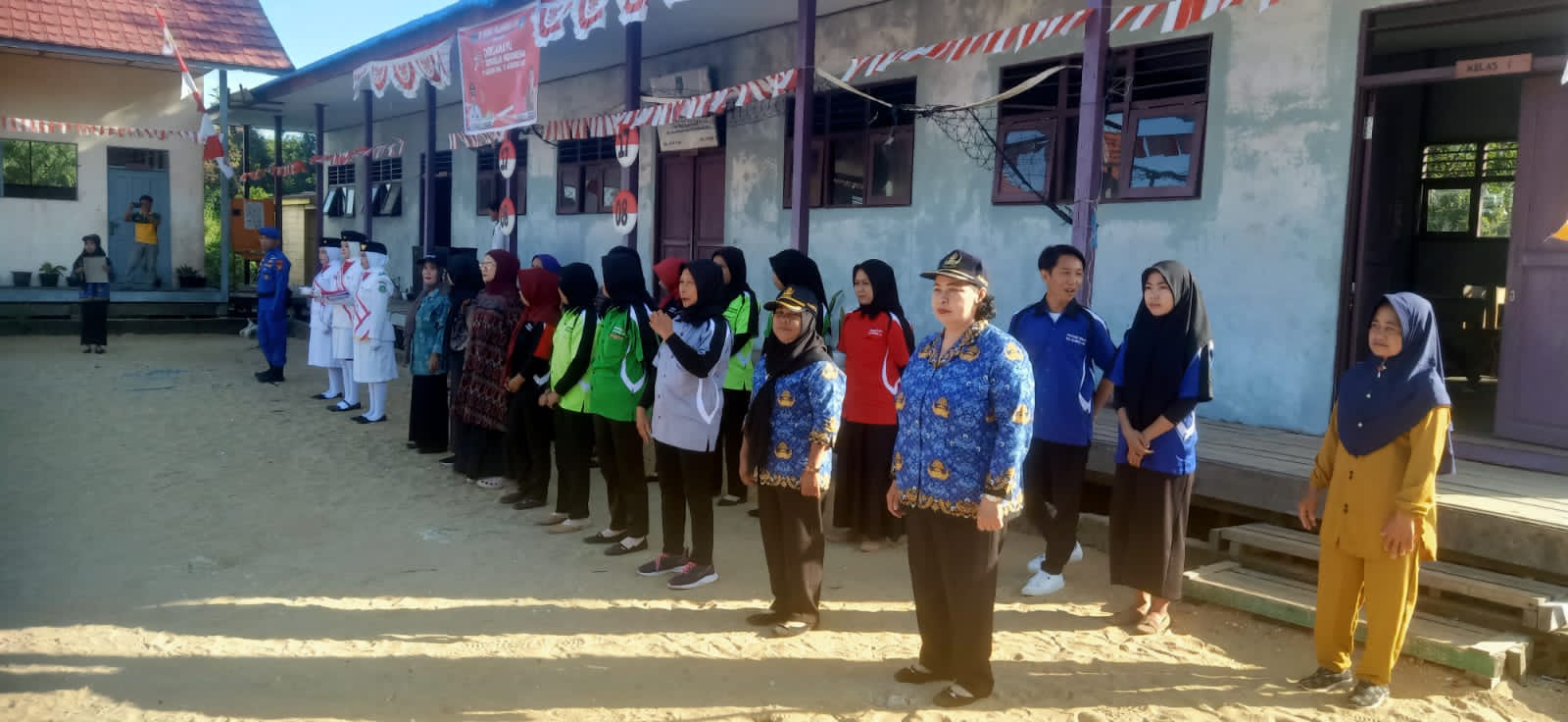 Berlangsung khidmat, Personel Ditpolairud ikuti Upacara Pengibaran Bendera di Desa Palangkau Lama