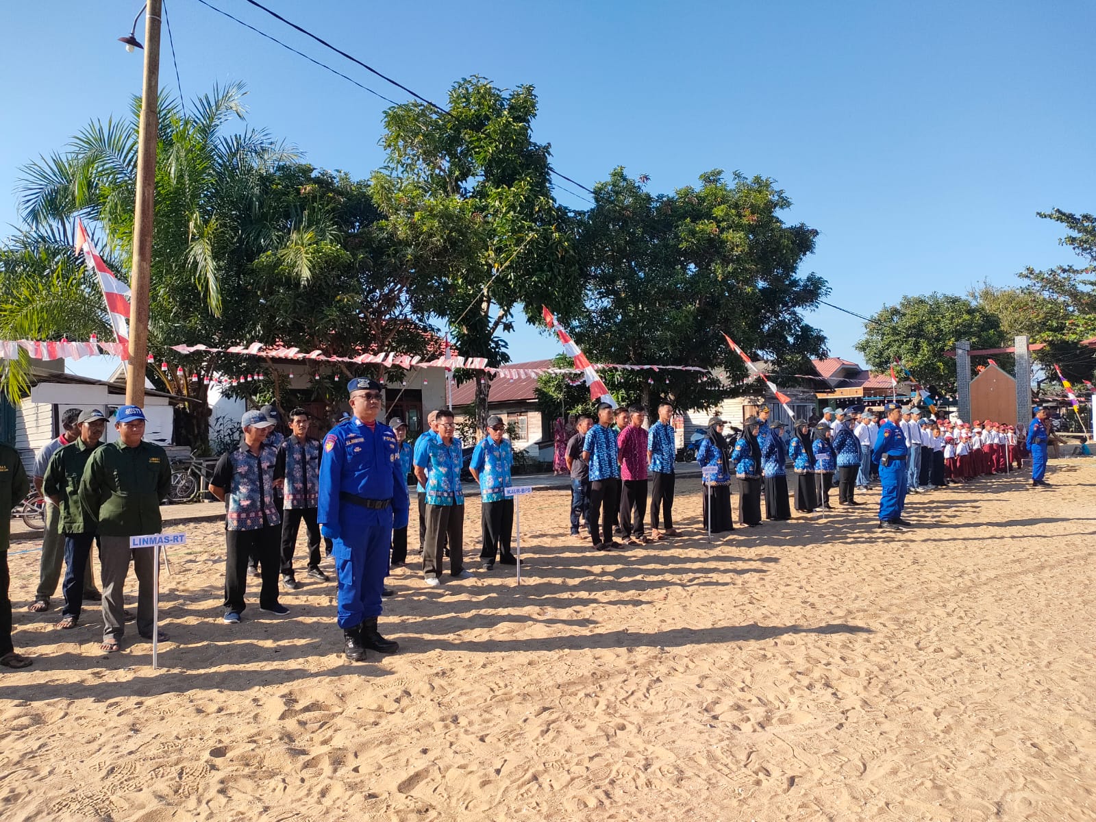 Berlangsung khidmat, Personel Ditpolairud ikuti Upacara Pengibaran Bendera di Desa Palangkau Lama