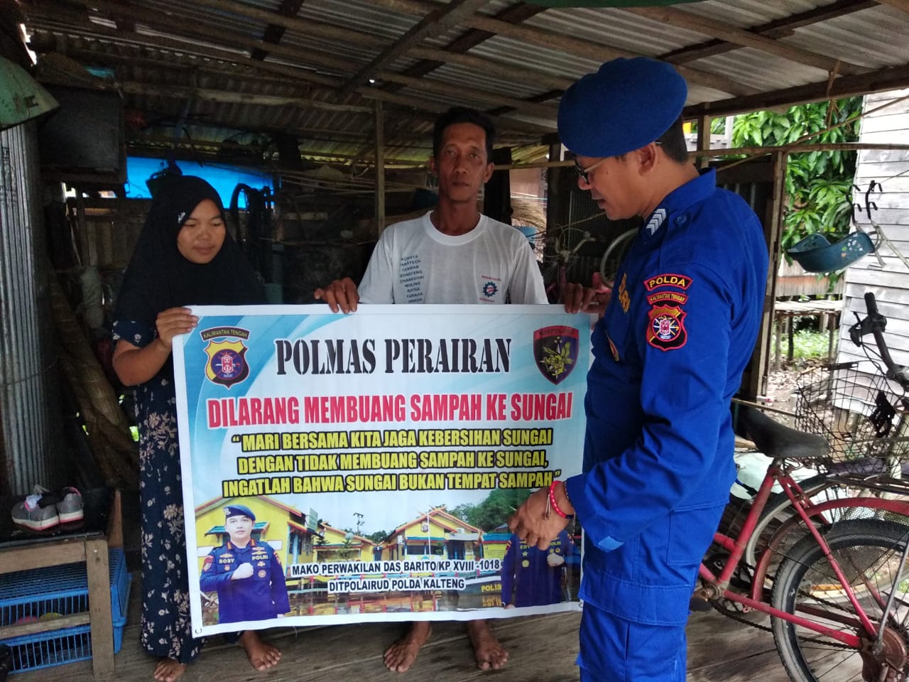 Harkamtibmas Perairan Desa Palangkau Lama, Ditpolairud Ajak Pelajar Jaga Kebersihan Lingkungan