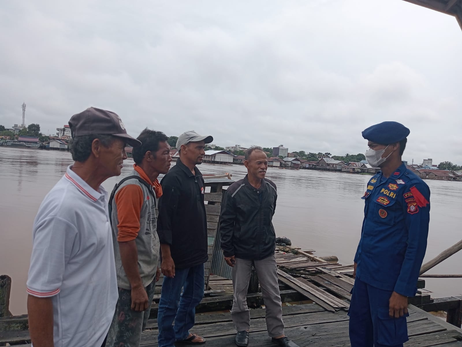 Personil Ditpolairud Polda Kalteng Ajak Masyarakat Waspadai Berita Hoax Jelang Pemilu 2024.