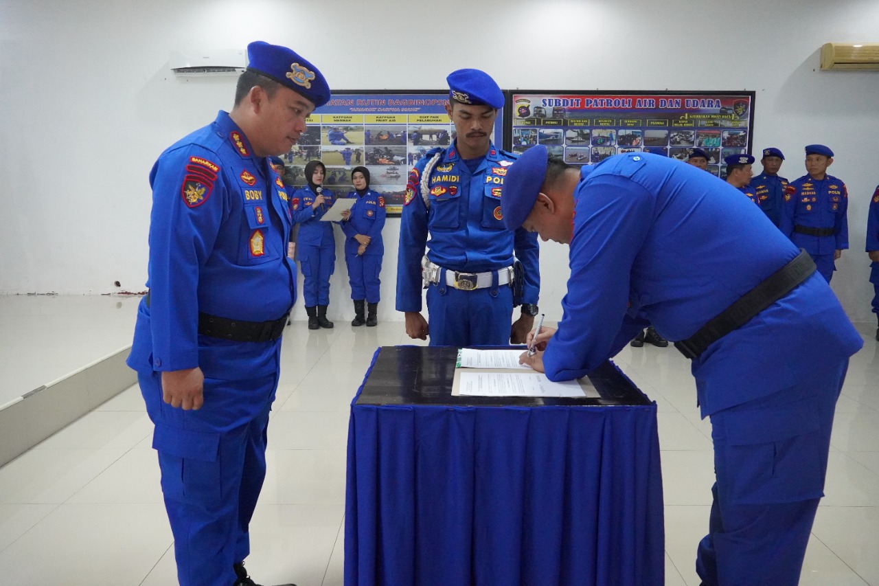 Menjabat Dirpolairud Polda Maluku, KBP Boby Pimpin Penyerahan Tugas Wadirpolairud Polda Kalteng KBP Handoyo