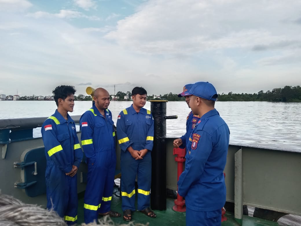 Jaga Ekosistem Perairan, Personel Ditpolairud Edukasi Crew Kapal Tentang Ilegal Fishing