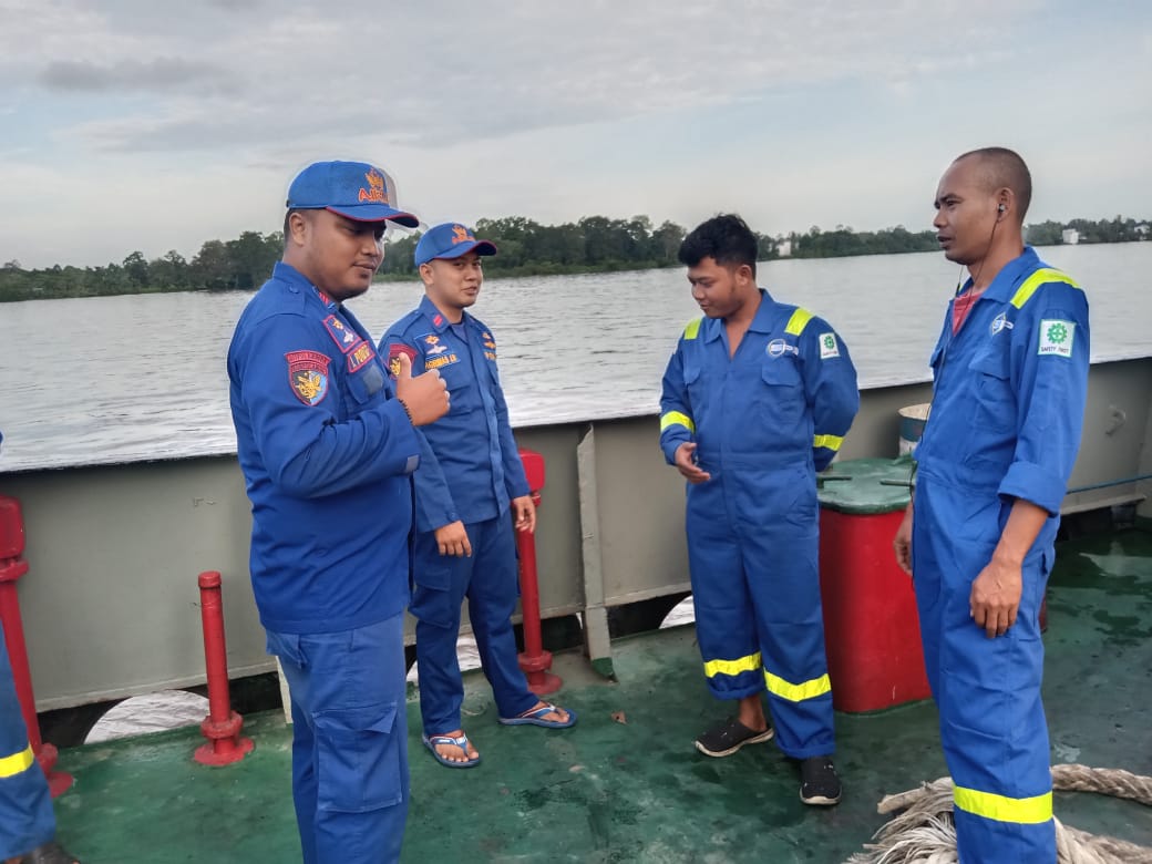 Jaga Ekosistem Perairan, Personel Ditpolairud Edukasi Crew Kapal Tentang Ilegal Fishing