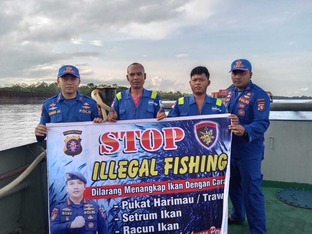 Jaga Ekosistem Perairan, Personel Ditpolairud Edukasi Crew Kapal Tentang Ilegal Fishing