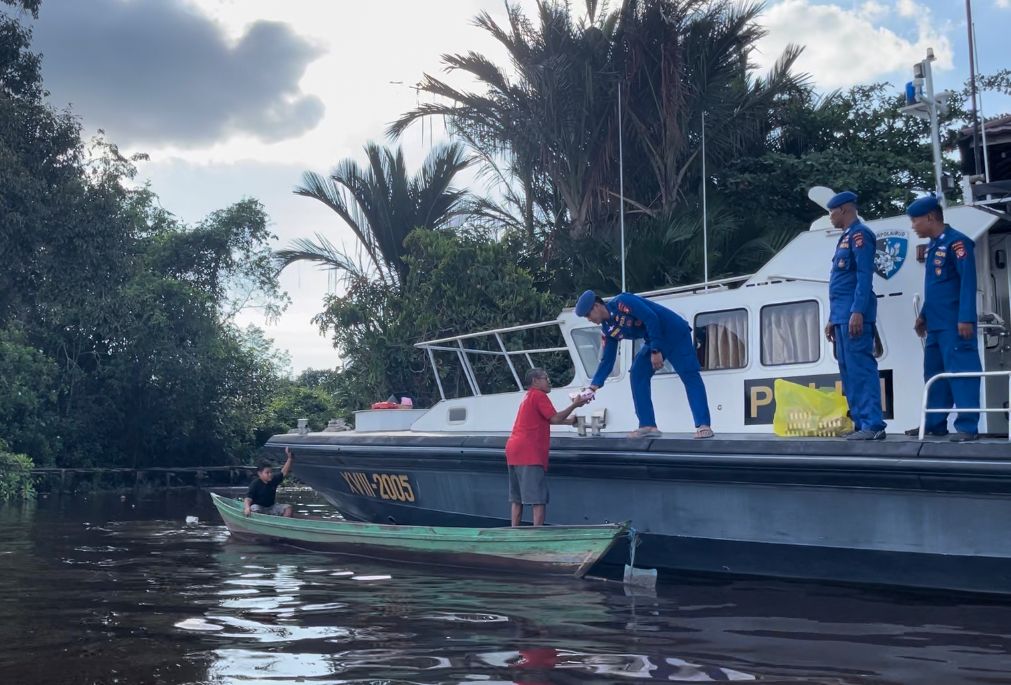 Salurkan Berkah Ramadhan, Ditpolairud Bagikan Lima Puluh Paket Takjil
