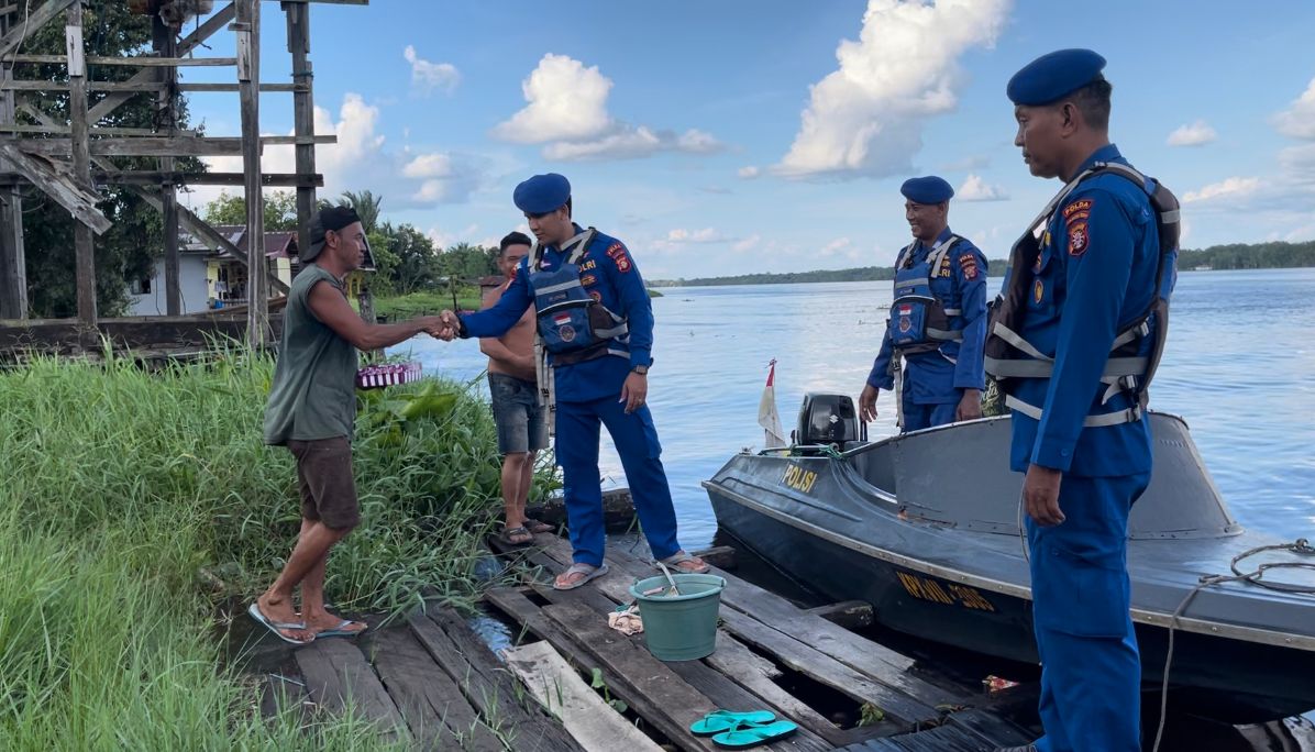 Salurkan Berkah Ramadhan, Ditpolairud Bagikan Lima Puluh Paket Takjil