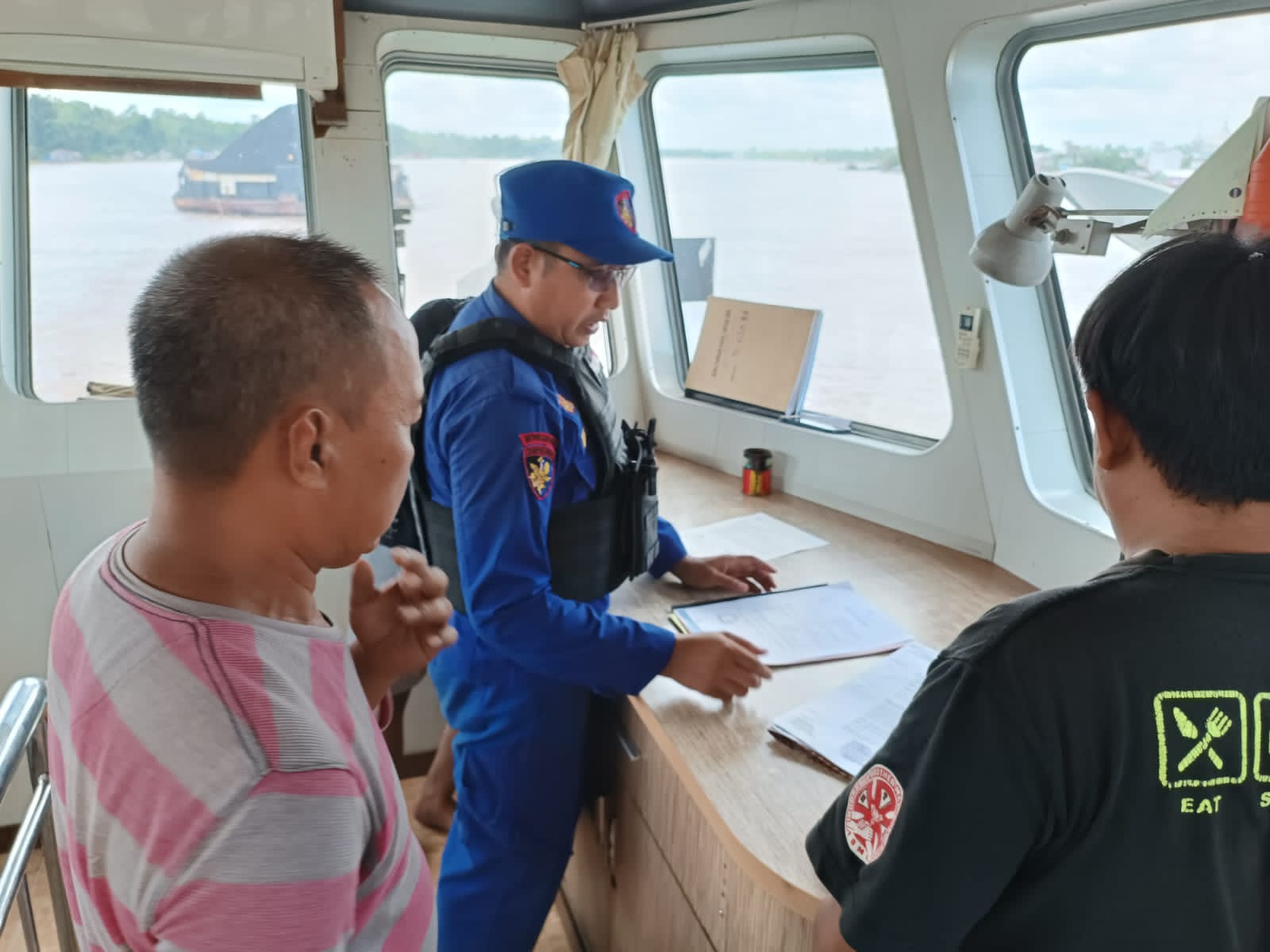 Upaya Preventif Ditpolairud, Personel KP XVIII 2001 Cek Kapal Yang Melintasi Sungai Barito