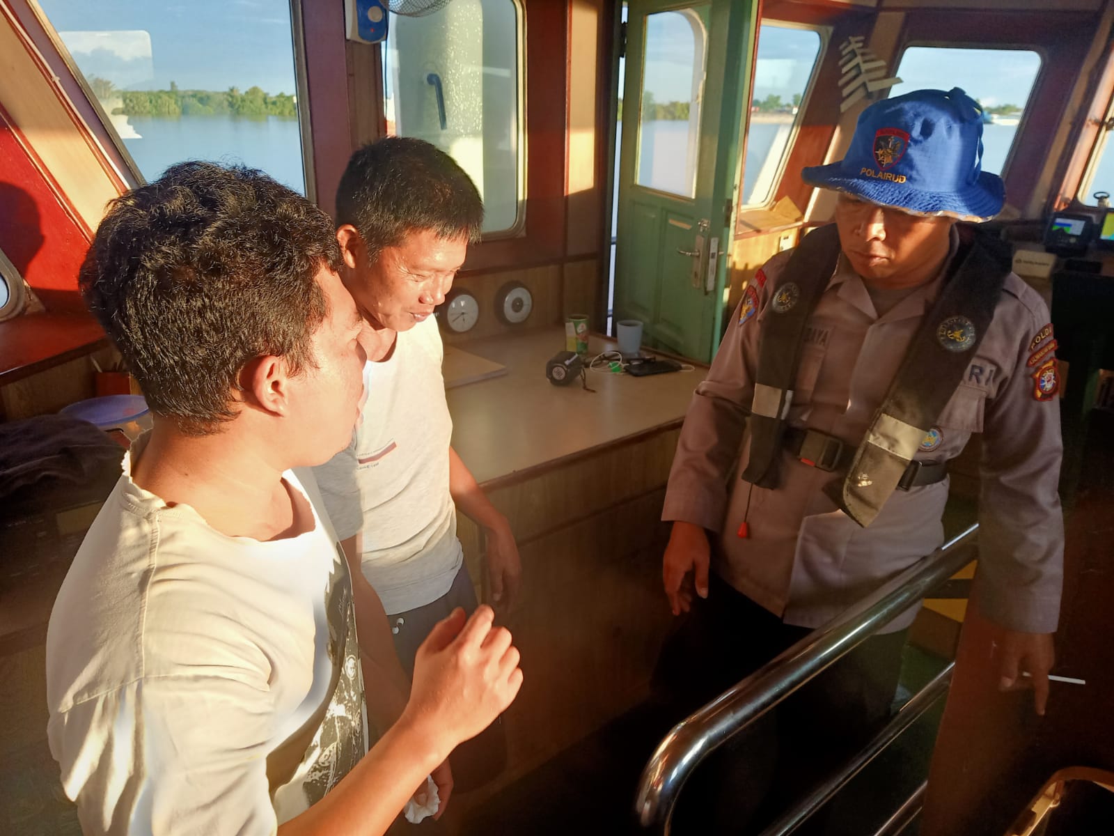 Patroli Rutin, Kapal Polairud Sambangi pelabuhan Dan Sampaikan Pesan Kamtibmas