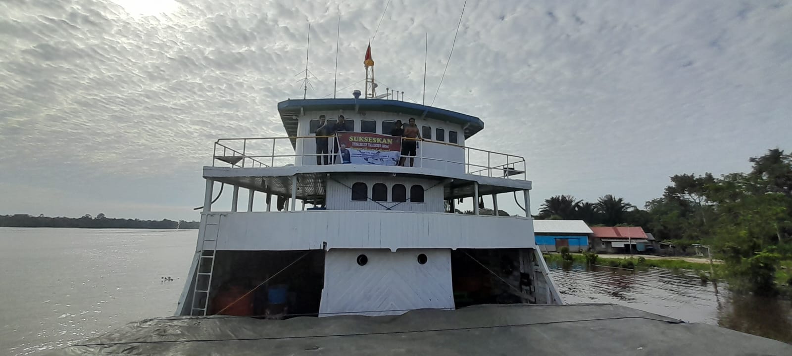 Jelang Pesta Demokrasi 2024, Personel Ditpolairud Gencar Sosialisasikan Pemilu Damai Pada Masyarakat Bantaran Sungai Mentaya