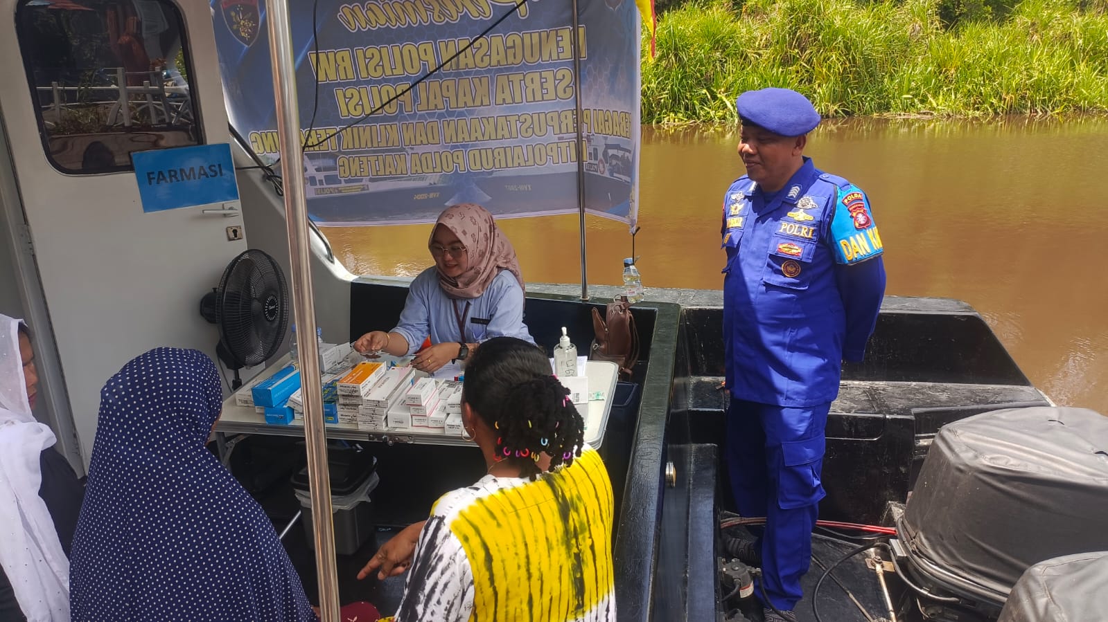 Tingkatkan Pelayanan Kepada Masyarakat Desa Sekonyer, Ditpolairud Adakan Perpustakaan dan Klinik Terapung