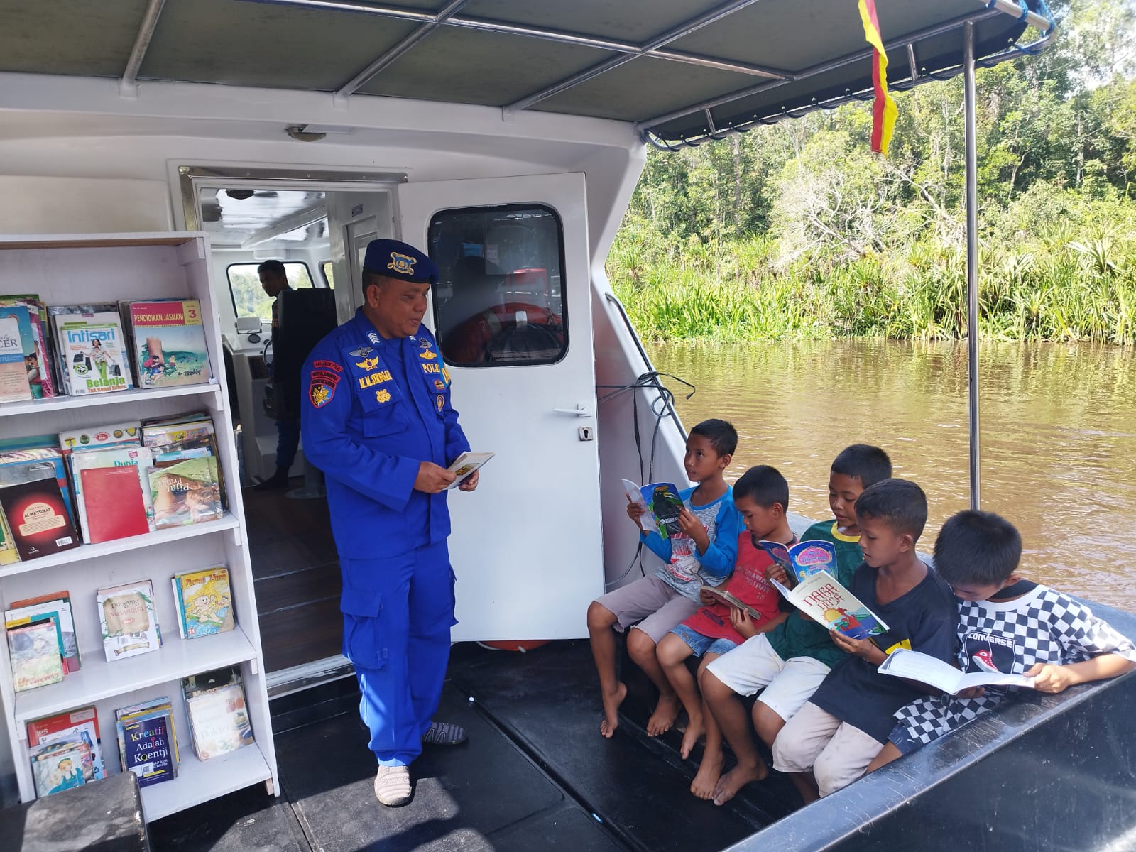 Tingkatkan Pelayanan Kepada Masyarakat Desa Sekonyer, Ditpolairud Adakan Perpustakaan dan Klinik Terapung