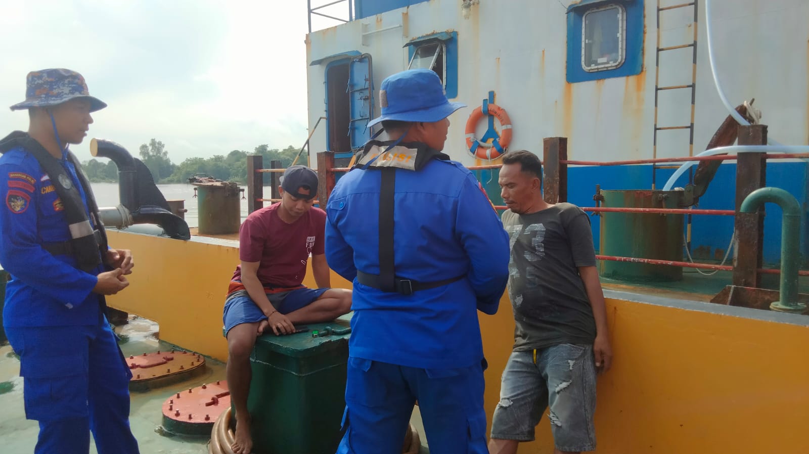 Personel KP XVIII - 2006 Ditpolairud Sosialisasikan Bahaya Narkoba Pada Kapal Sandar Di Das Mentaya