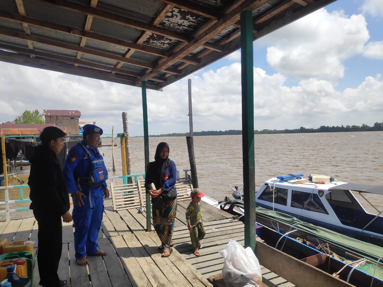 Polisi RW Personel Ditpolairud Sambangi Warga Desa Pegatan, Berikan Pemahaman Tentang Ini