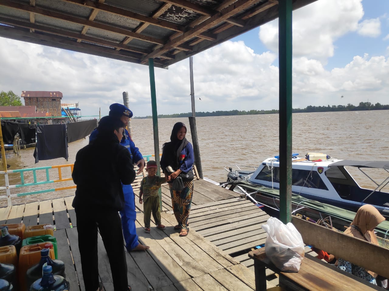 Polisi RW Personel Ditpolairud Sambangi Warga Desa Pegatan, Berikan Pemahaman Tentang Ini