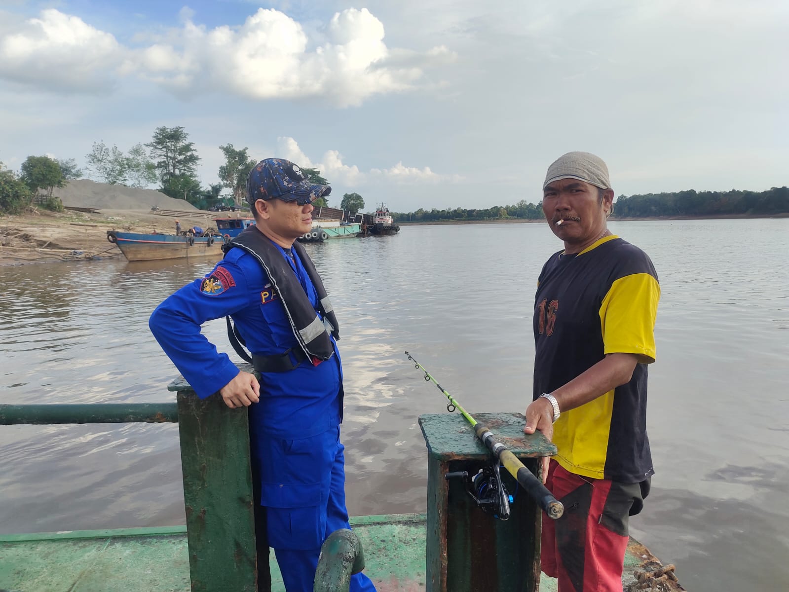 Cegah Illegal Fishing, Personel KP XVIII- 2001 Ditpolairud Berikan Edukasi Kepada Masyarakat Bantaran Sungai Barito 
