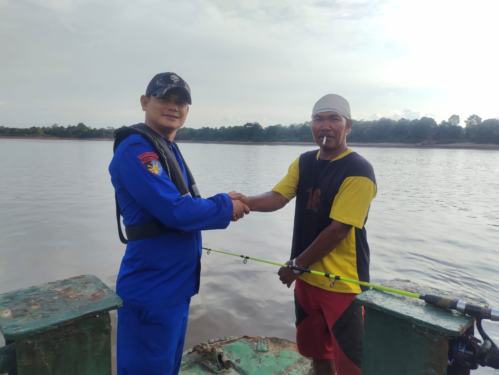 Cegah Illegal Fishing, Personel KP XVIII- 2001 Ditpolairud Berikan Edukasi Kepada Masyarakat Bantaran Sungai Barito 