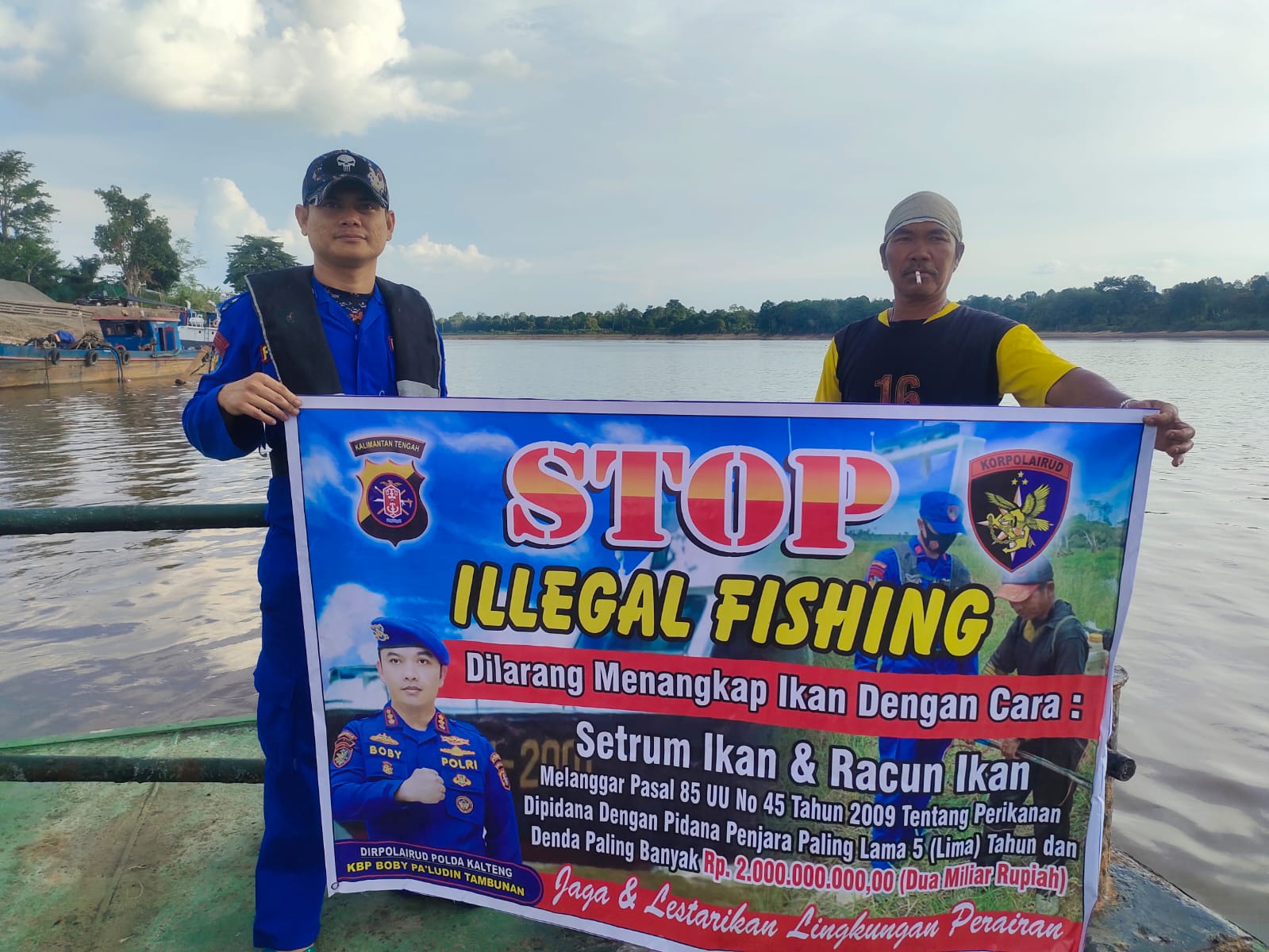 Cegah Illegal Fishing, Personel KP XVIII- 2001 Ditpolairud Berikan Edukasi Kepada Masyarakat Bantaran Sungai Barito 