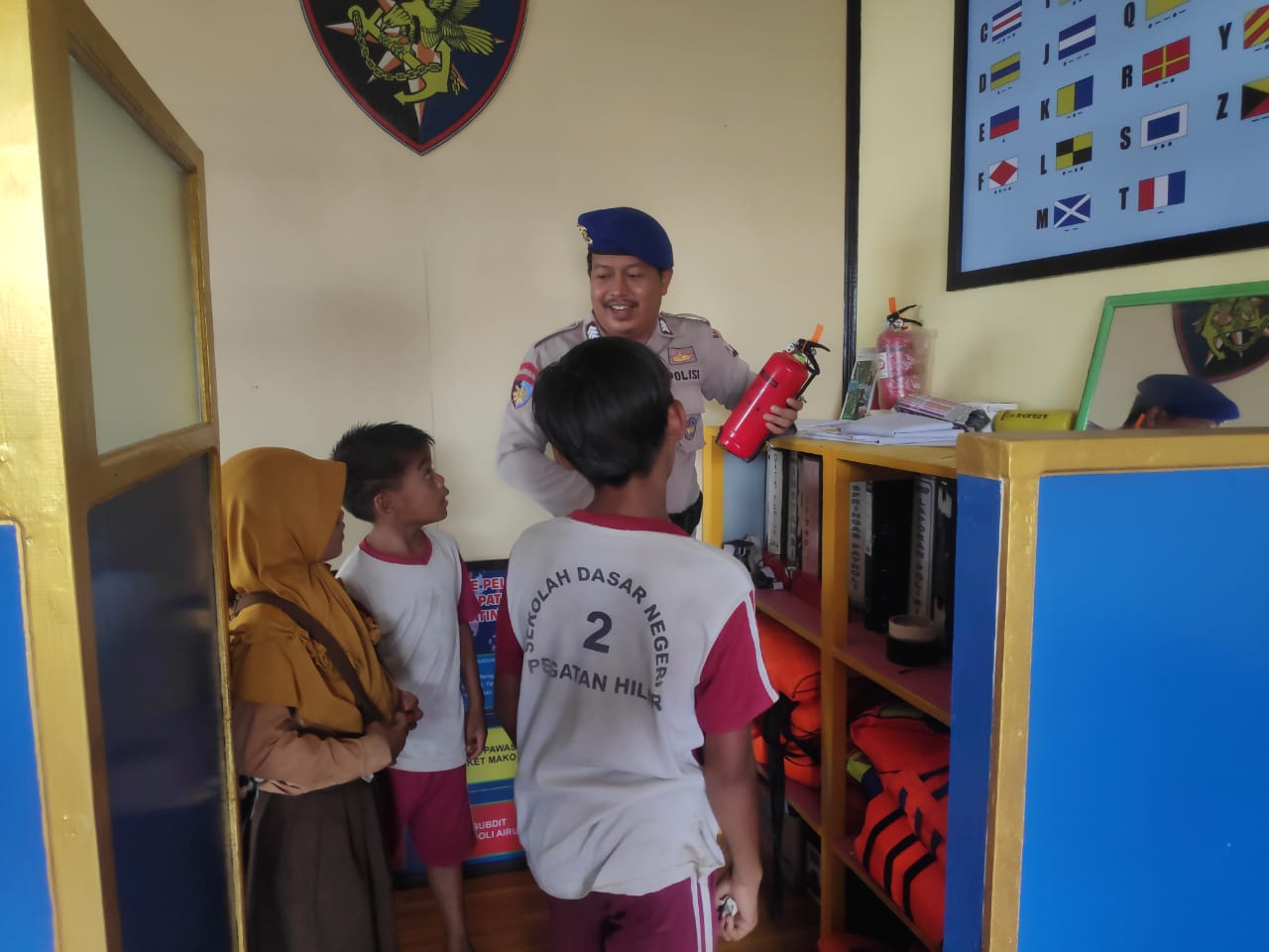 Di kunjungi Pelajar SD N 2 Pegatan, Personel Ditpolairud Berikan Pemahaman Tentang Hal Ini