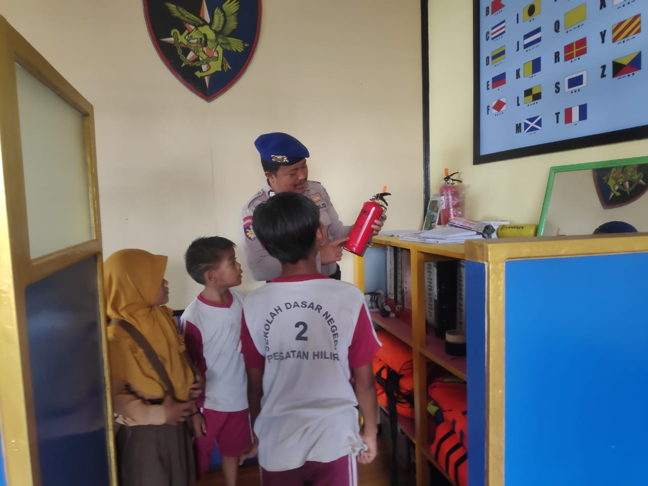 Di kunjungi Pelajar SD N 2 Pegatan, Personel Ditpolairud Berikan Pemahaman Tentang Hal Ini