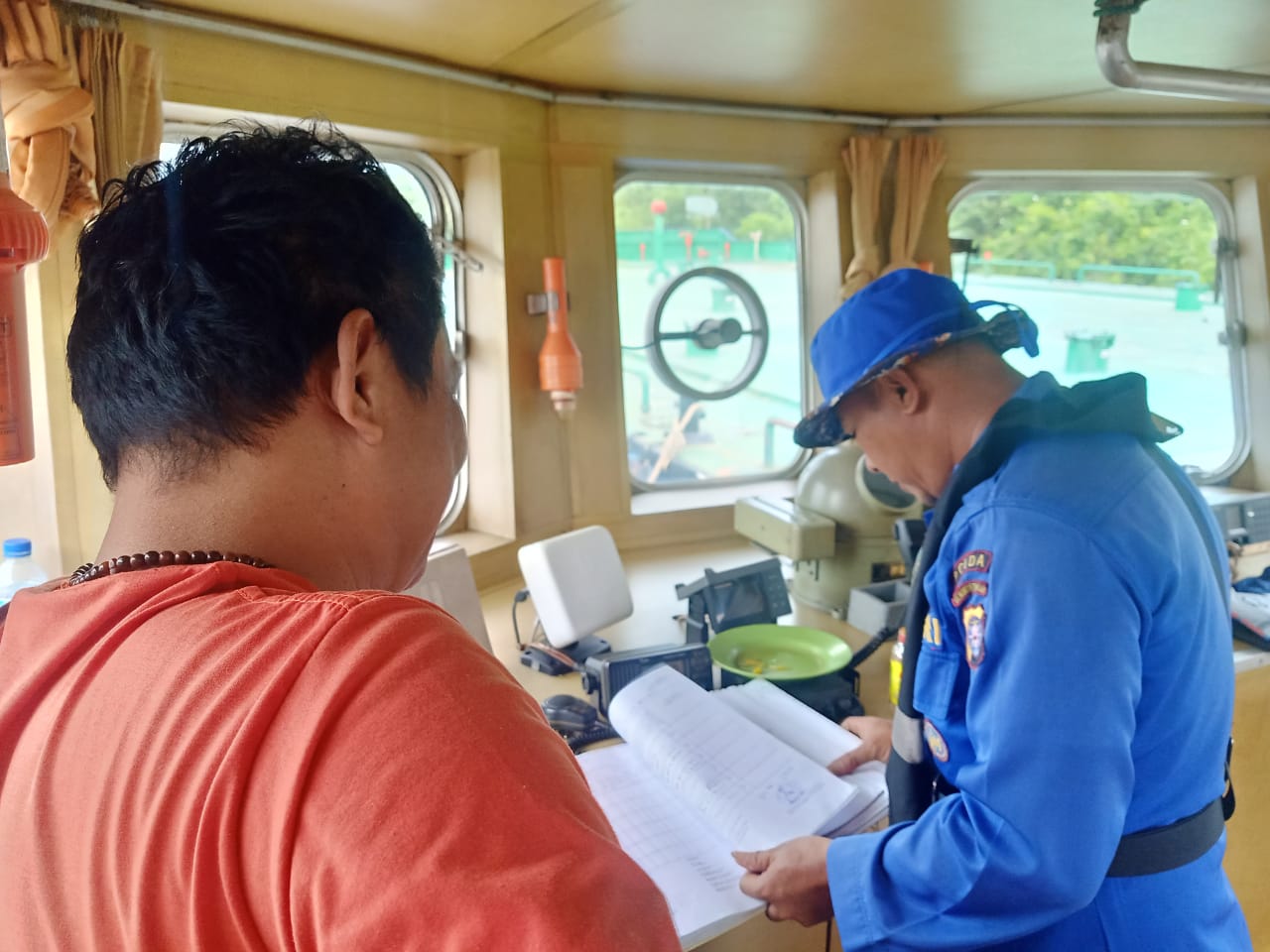 Wujudkan Perairan Kalteng Kondusif, Personel KP XVIII-2006 Ditpolairud Periksa Legalitas Kapal Melintas Das Mentaya