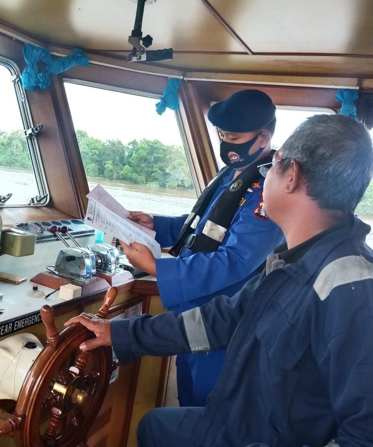 Wujudkan Perairan Kalteng Kondusif, Personel KP XVIII-2006 Ditpolairud Periksa Legalitas Kapal Melintas Das Mentaya