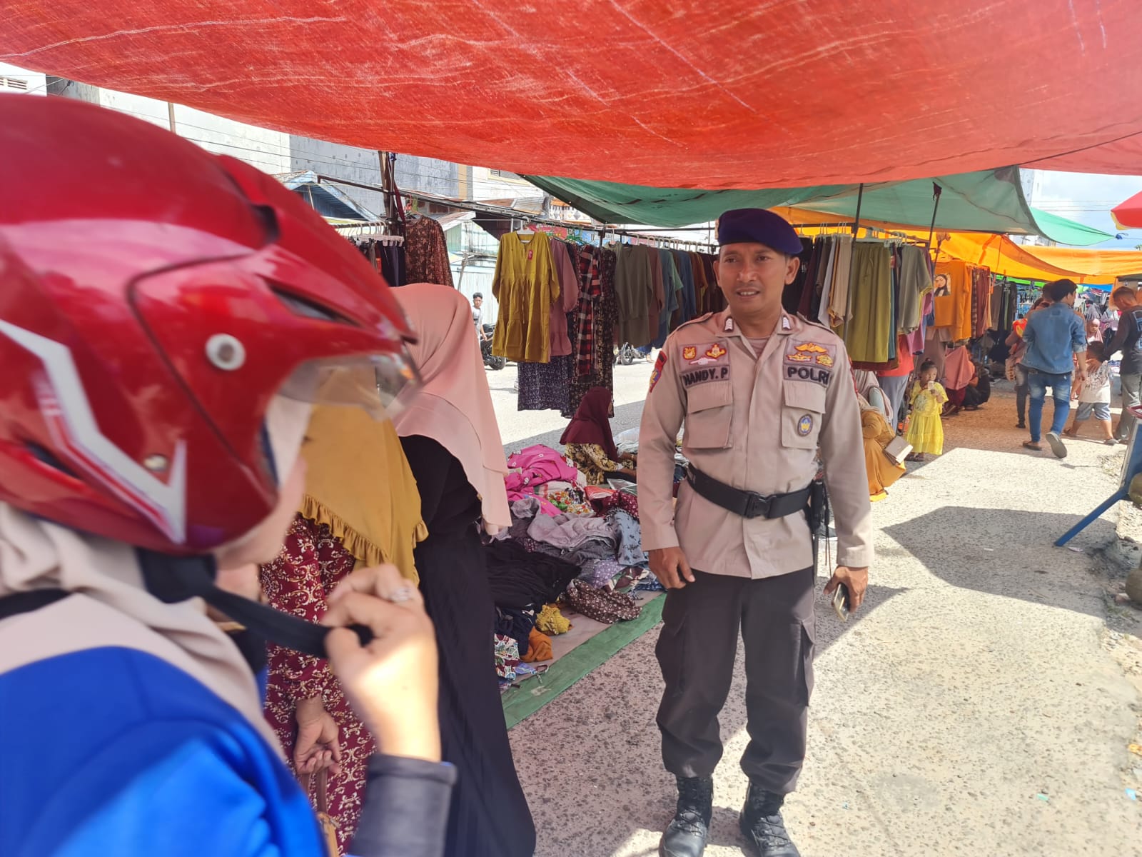 Cegah Aksi Kriminalitas Jelang Lebaran Personel Ditpolairud Patroli Pasar Tepi Sungai Samuda