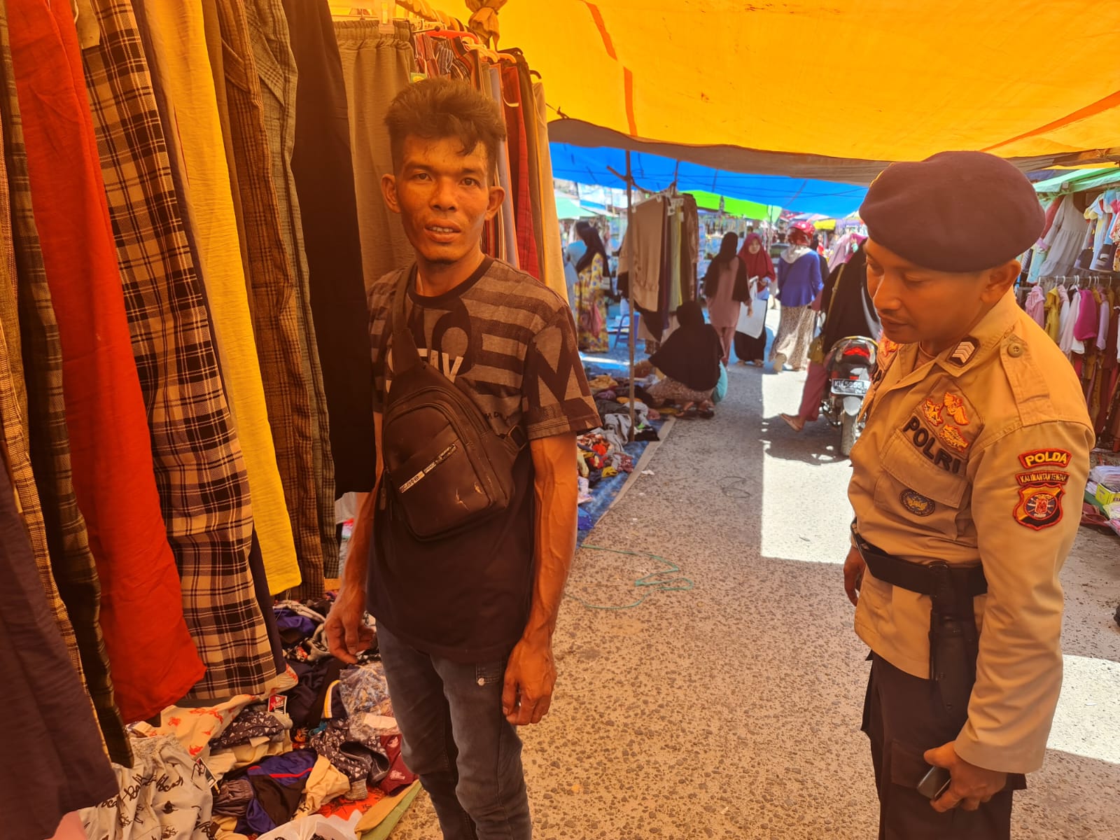 Cegah Aksi Kriminalitas Jelang Lebaran Personel Ditpolairud Patroli Pasar Tepi Sungai Samuda