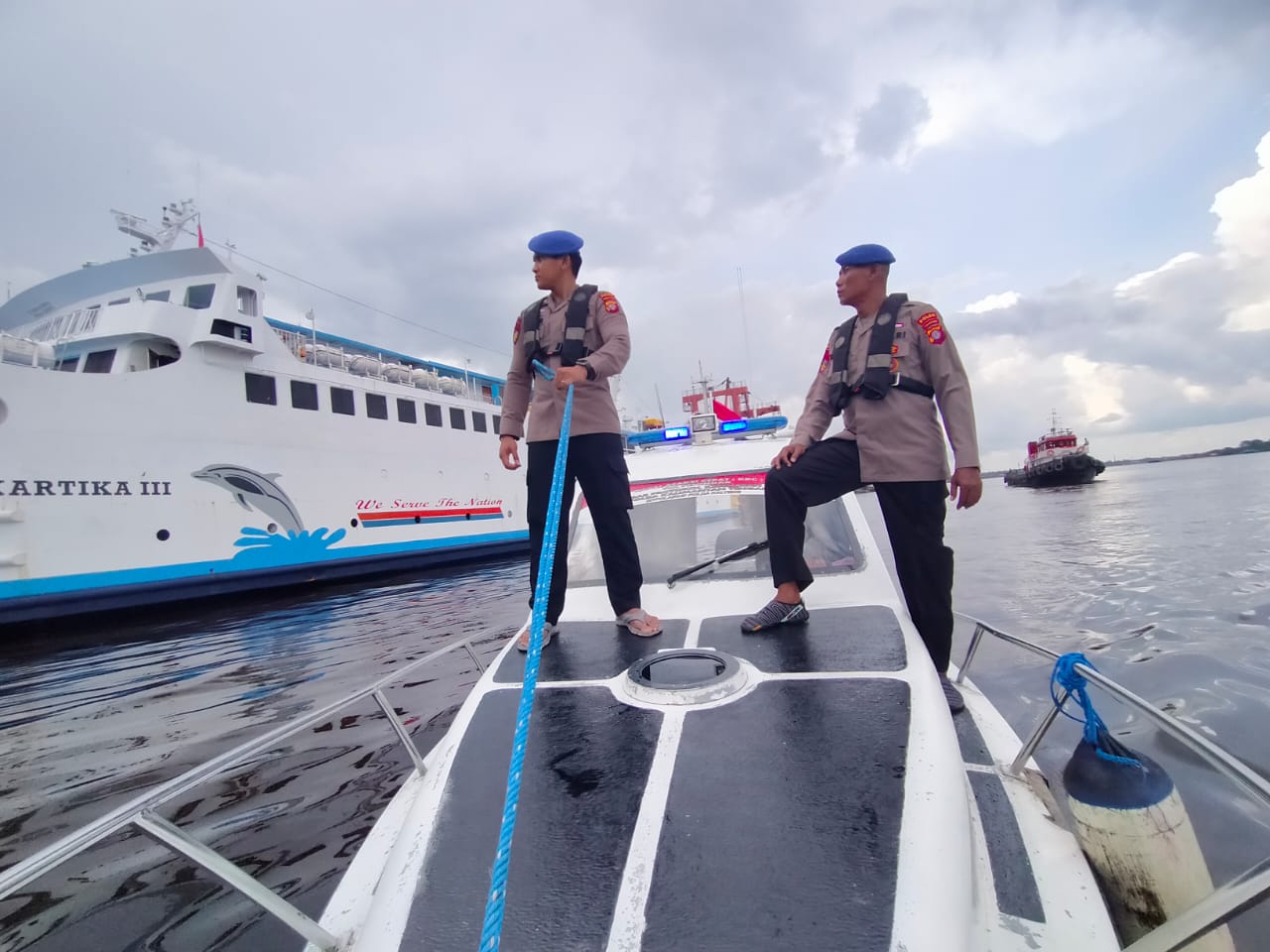 Kolaborasi Personel Kapal Polisi KP  XVIII-2005 dan KP XVIII -1004 Ditpolairud  Jaga Alur Kapal Sandar Di Pelabuhan Habaring Hurung Sampit