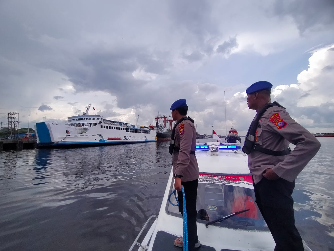 Kolaborasi Personel Kapal Polisi KP  XVIII-2005 dan KP XVIII -1004 Ditpolairud  Jaga Alur Kapal Sandar Di Pelabuhan Habaring Hurung Sampit