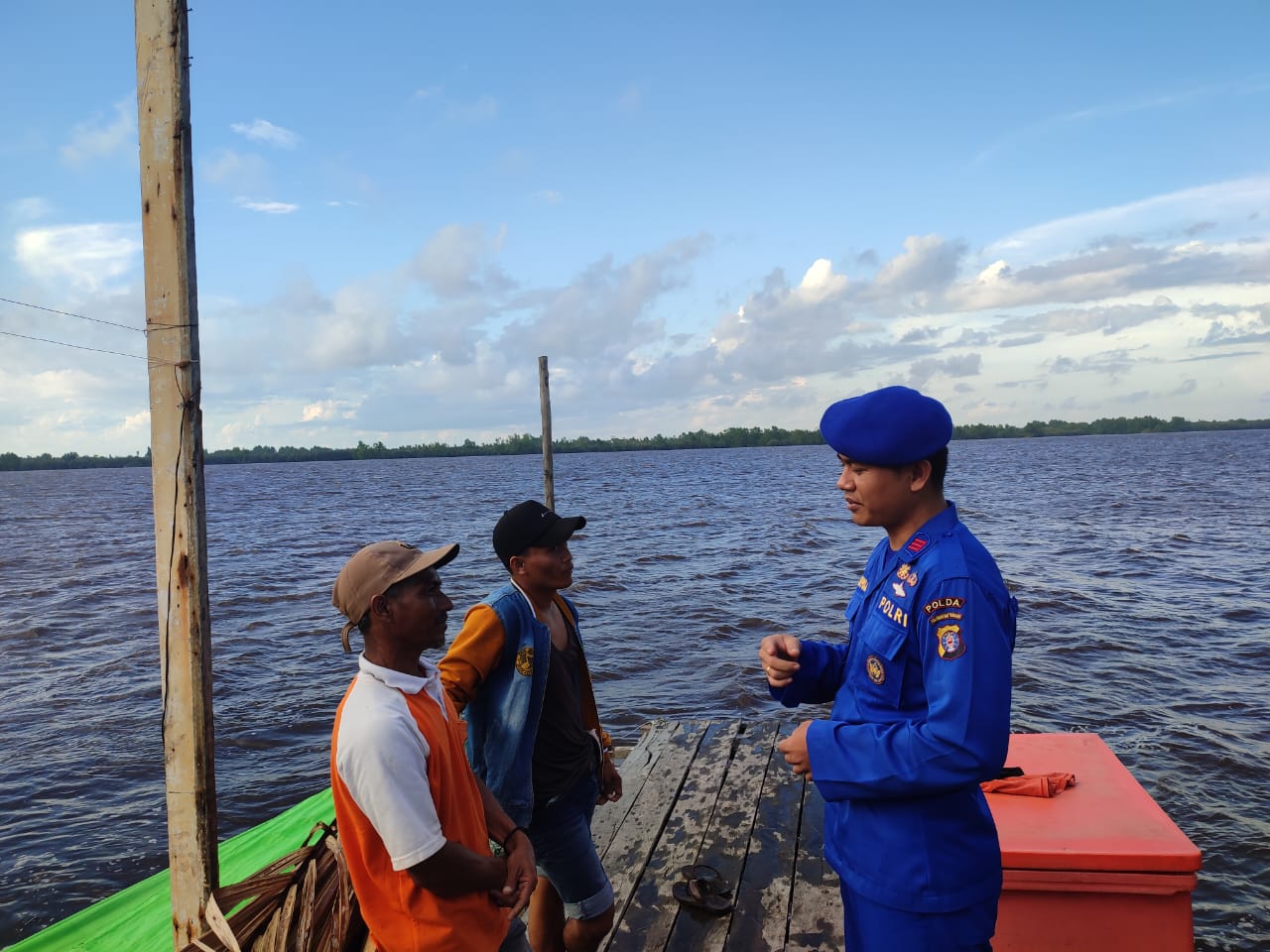 Sapa Warga Pesisir Di Desa Pegatan, Personel Ditpolairud Sampaikan Pesan Ini