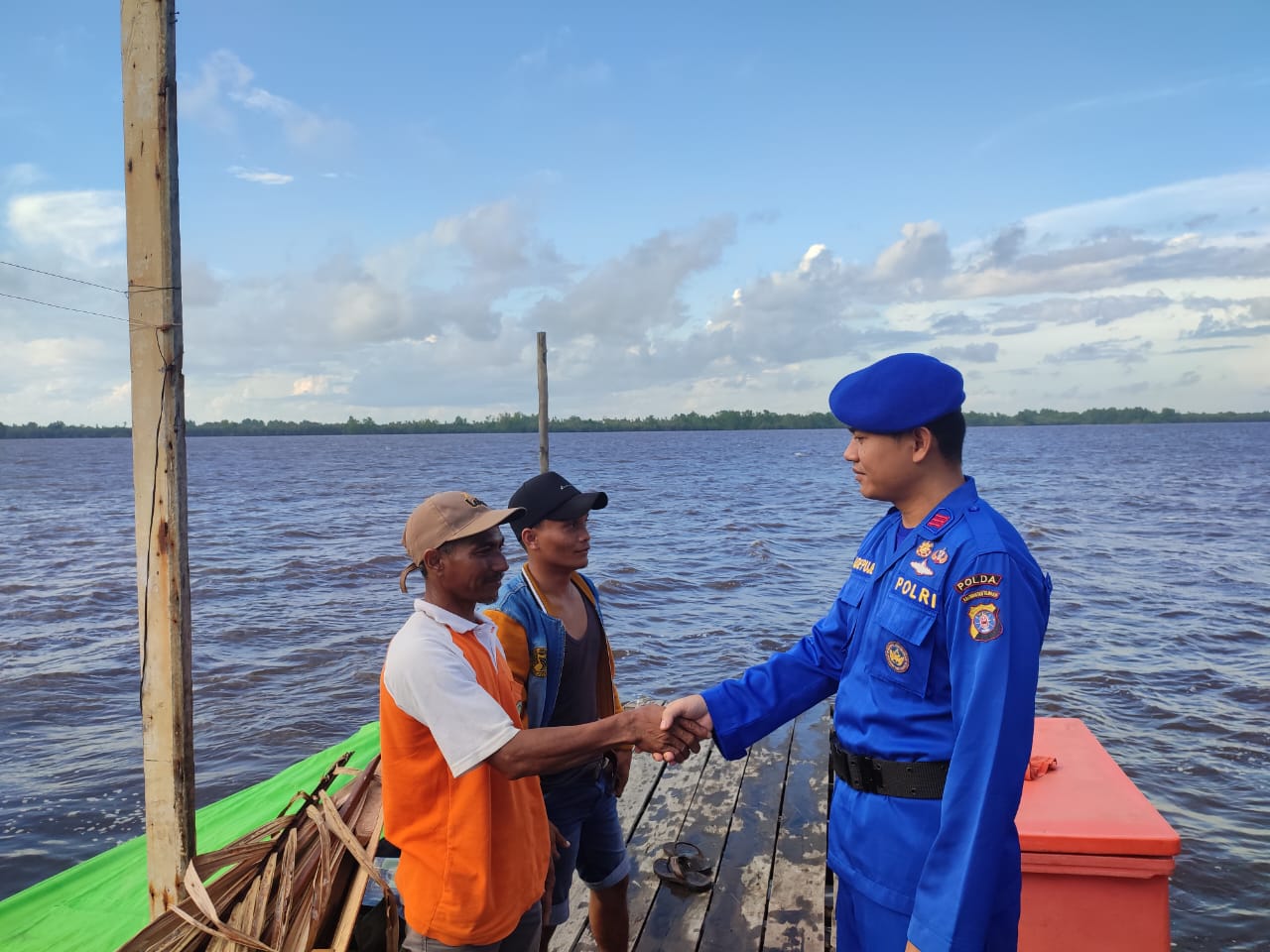 Sapa Warga Pesisir Di Desa Pegatan, Personel Ditpolairud Sampaikan Pesan Ini
