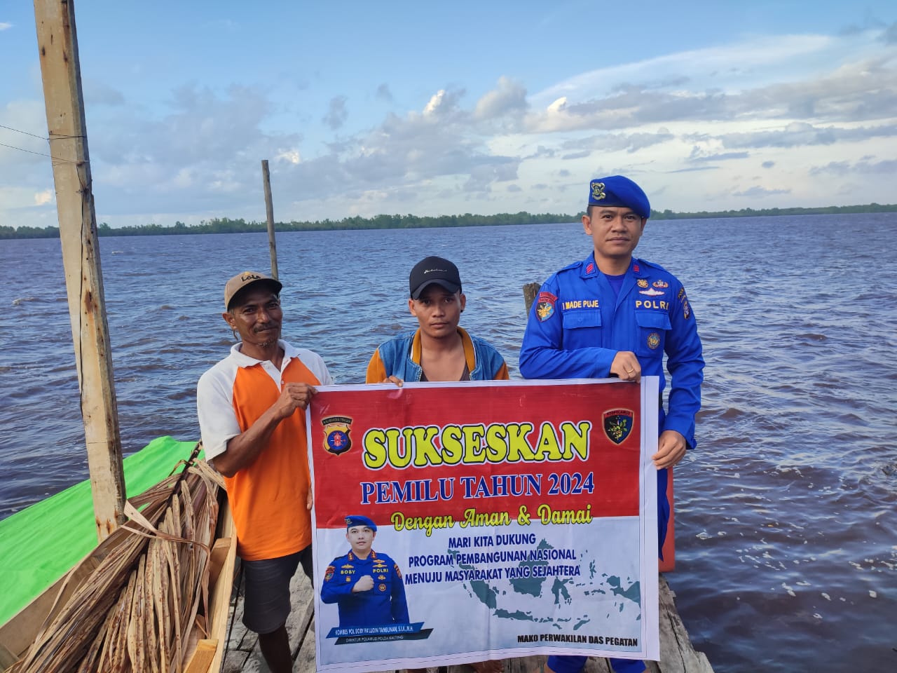 Sapa Warga Pesisir Di Desa Pegatan, Personel Ditpolairud Sampaikan Pesan Ini